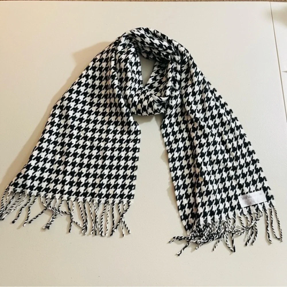 Croft & Barrow Super Soft 100% Acrylic Black and White Houndstooth Scarf